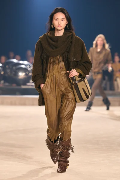 Look 10